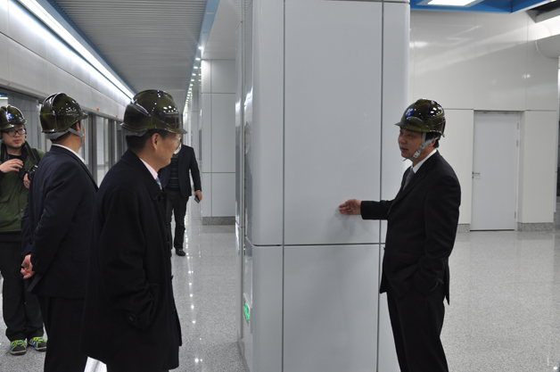 13、公司領(lǐng)導(dǎo)檢查櫟社國際機場站“樣板段”施工.JPG